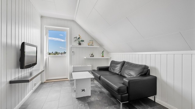Fra loftstuen er det utgang til en balkong.