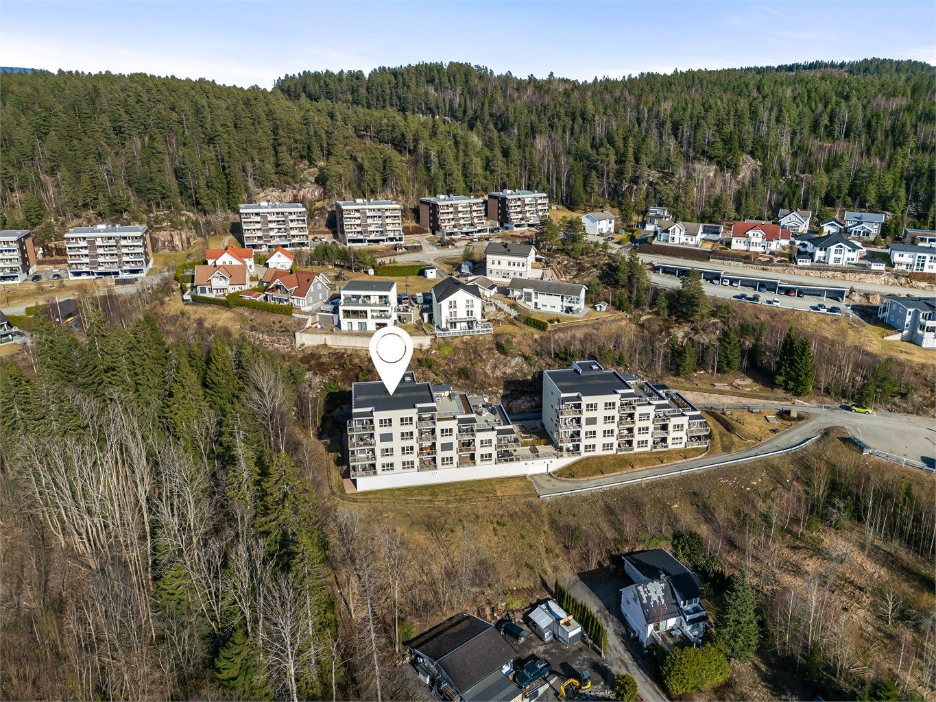 Det er også kort vei til Liertoppen kjøpesenter, Bauhaus og Montér.