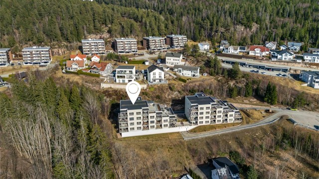 Det er også kort vei til Liertoppen kjøpesenter, Bauhaus og Montér.