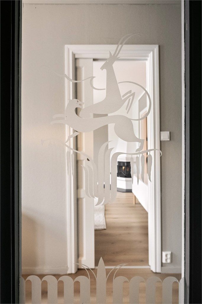 Sandblåst motiv i glassdøren er en av leilighetens sjarmerende detaljer.