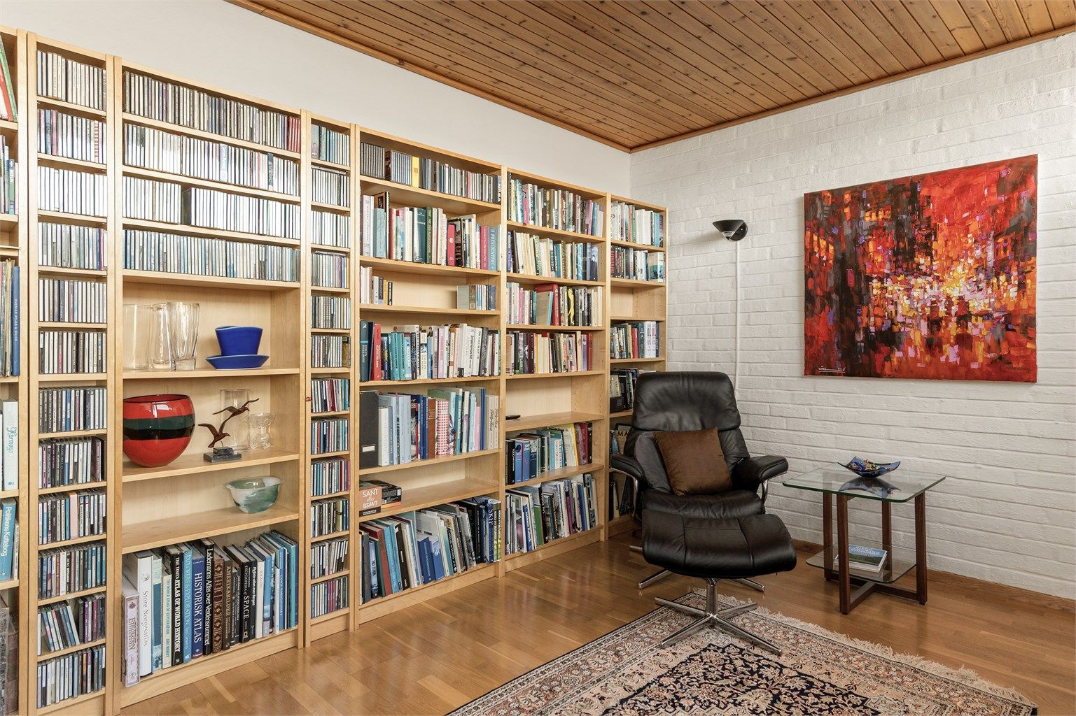 - Like ved kjøkkenet ligger det også et romslig soverom som i dag er innredet til et et koselig leserom med bokhyller og stoler -