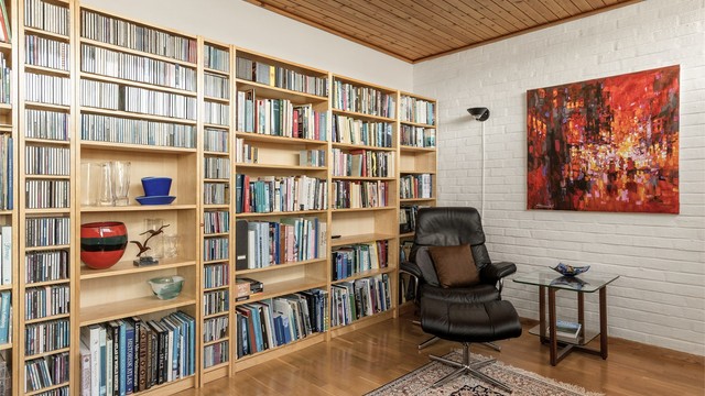 - Like ved kjøkkenet ligger det også et romslig soverom som i dag er innredet til et et koselig leserom med bokhyller og stoler -