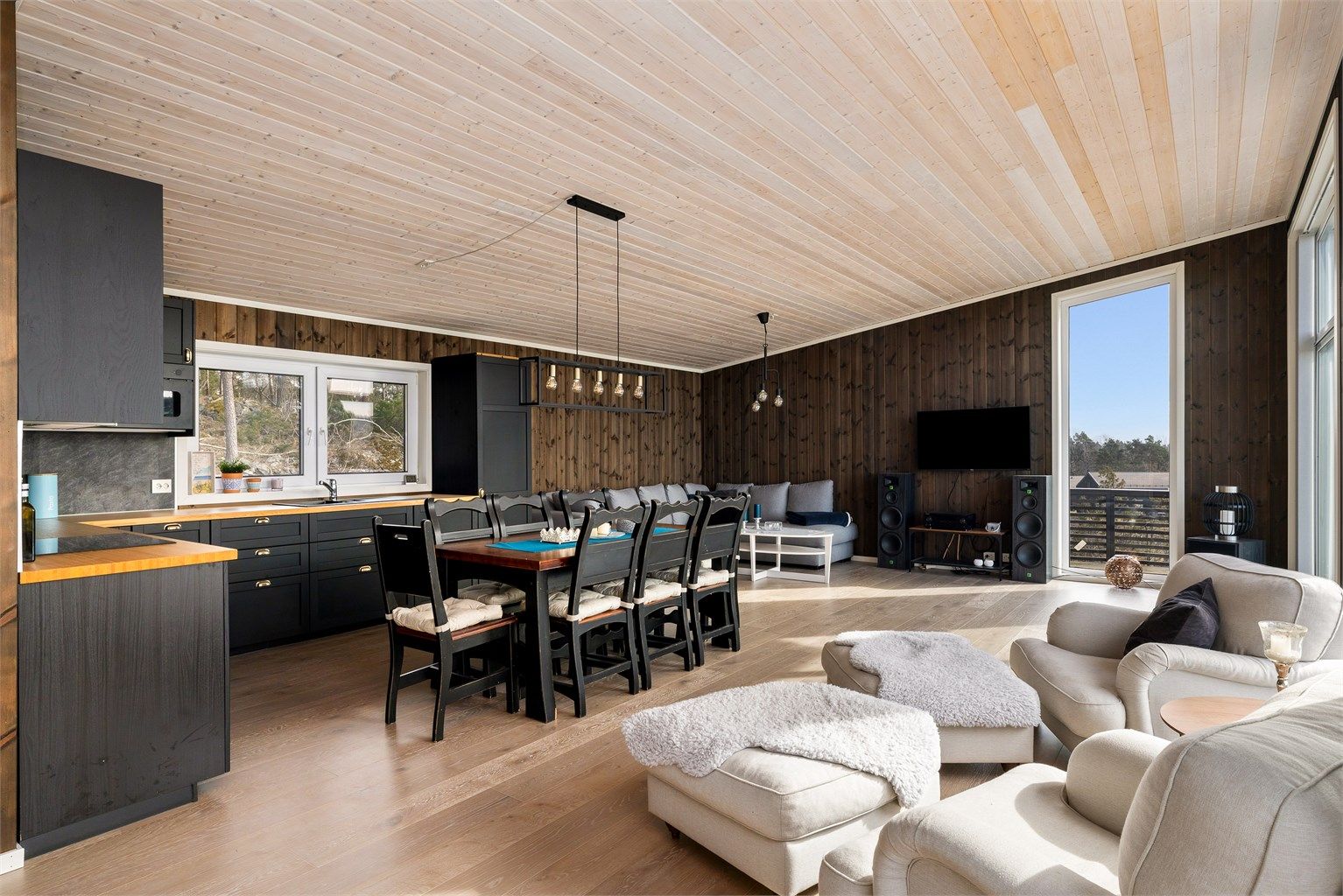 ALT I ETT: Allrommet i hytta inkluderer plass for matlaging, spising og avslapping. Et effektivt, lyst og trivelig rom med deilig takhøyde.