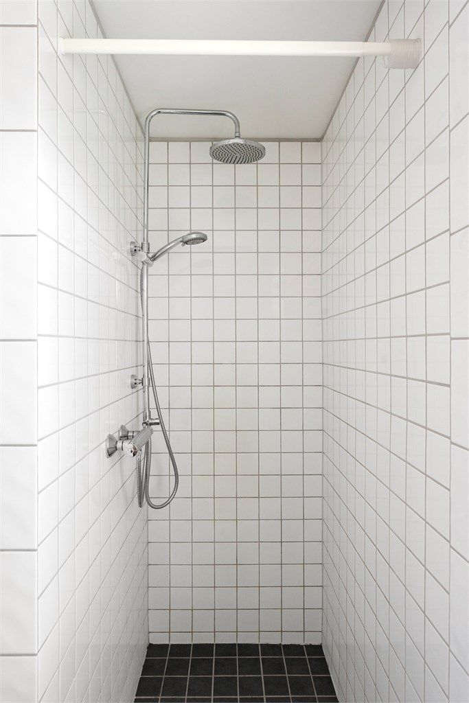 Dusjsonen har både hånddusj og regnfallsdusj.