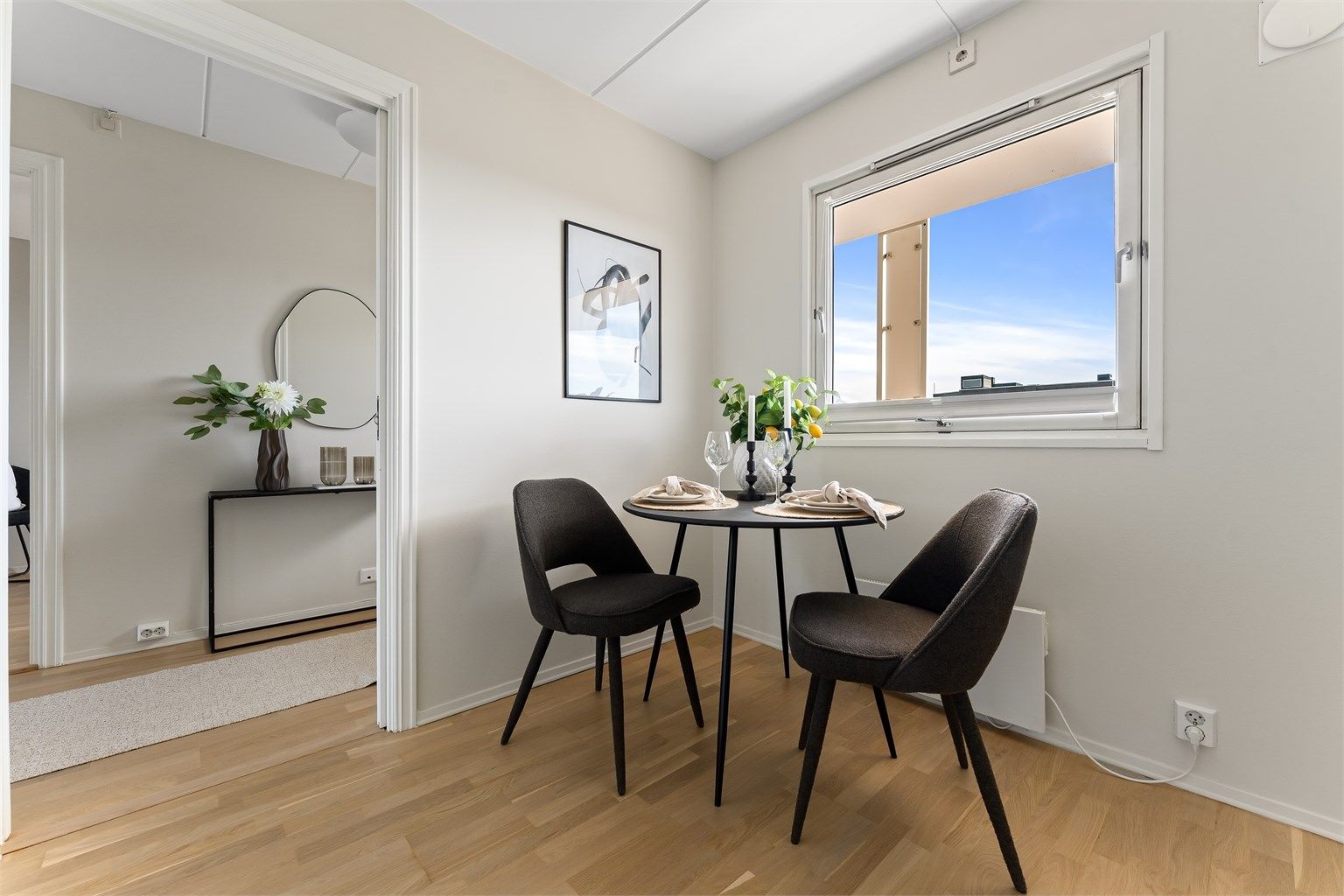 Skyvedør inn til kjøkkenet