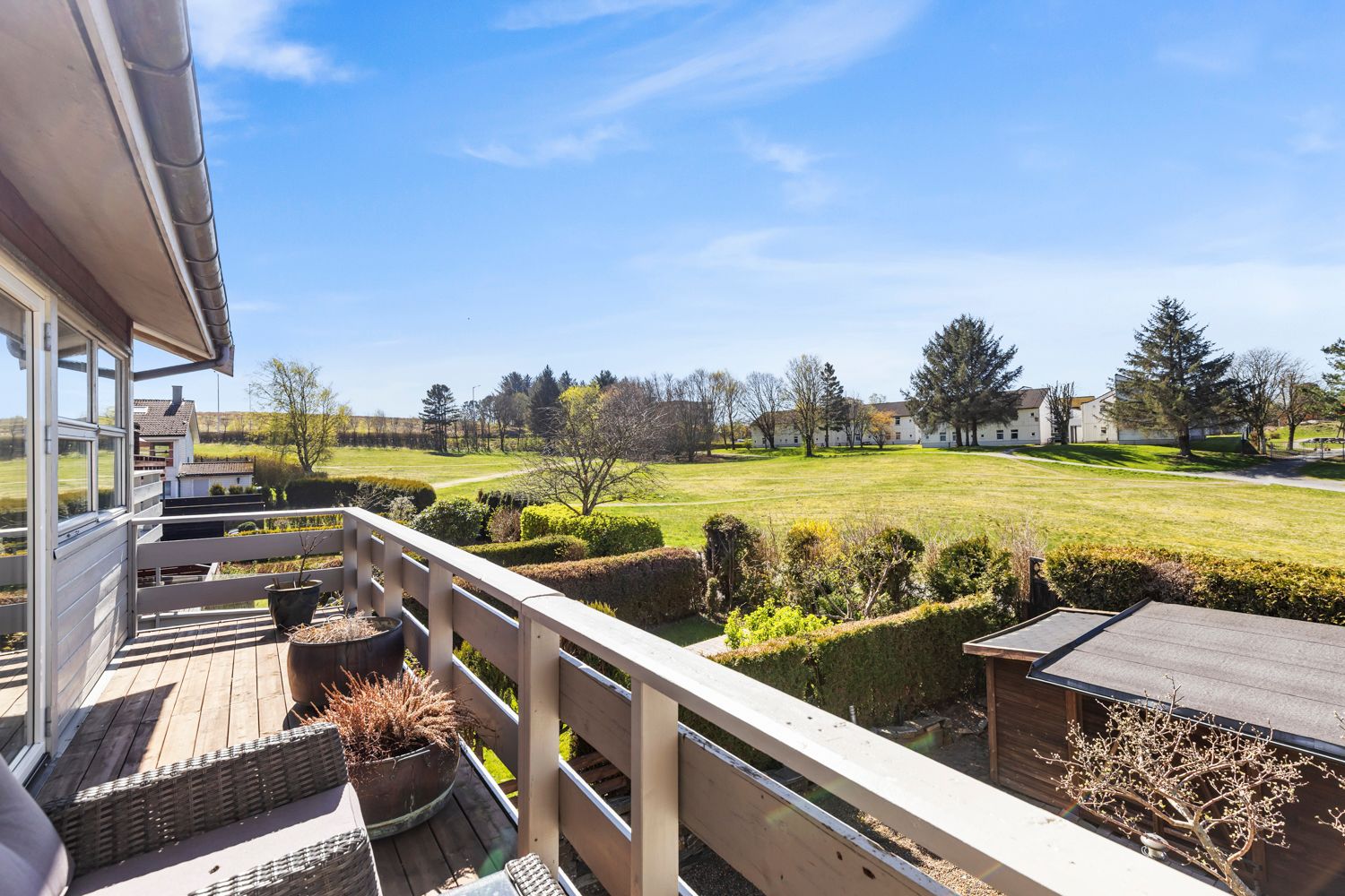 Fra verandaen har man en åpen og fri utsikt over nærområdet.