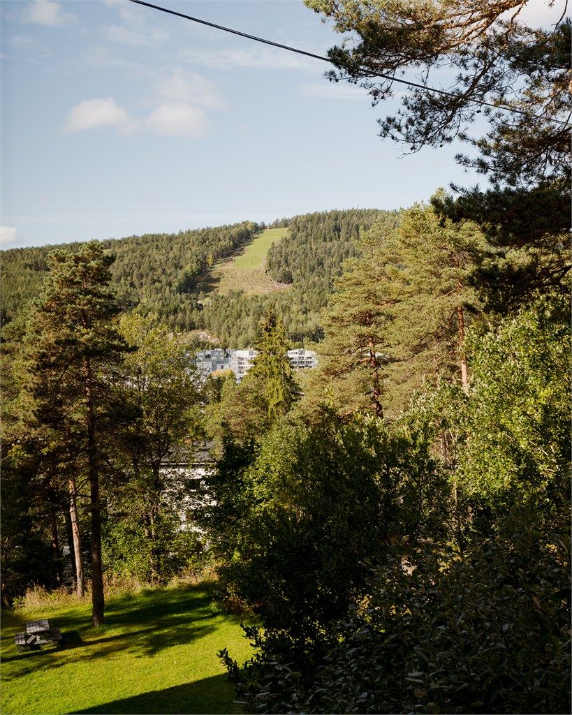 Utsikten fra soveromsvinduet er som et lite avbrekk i hverdagen – trær, sol og Lillomarkas bakker rett utenfor vinduet. Her får du naturen helt inn på sengekanten!