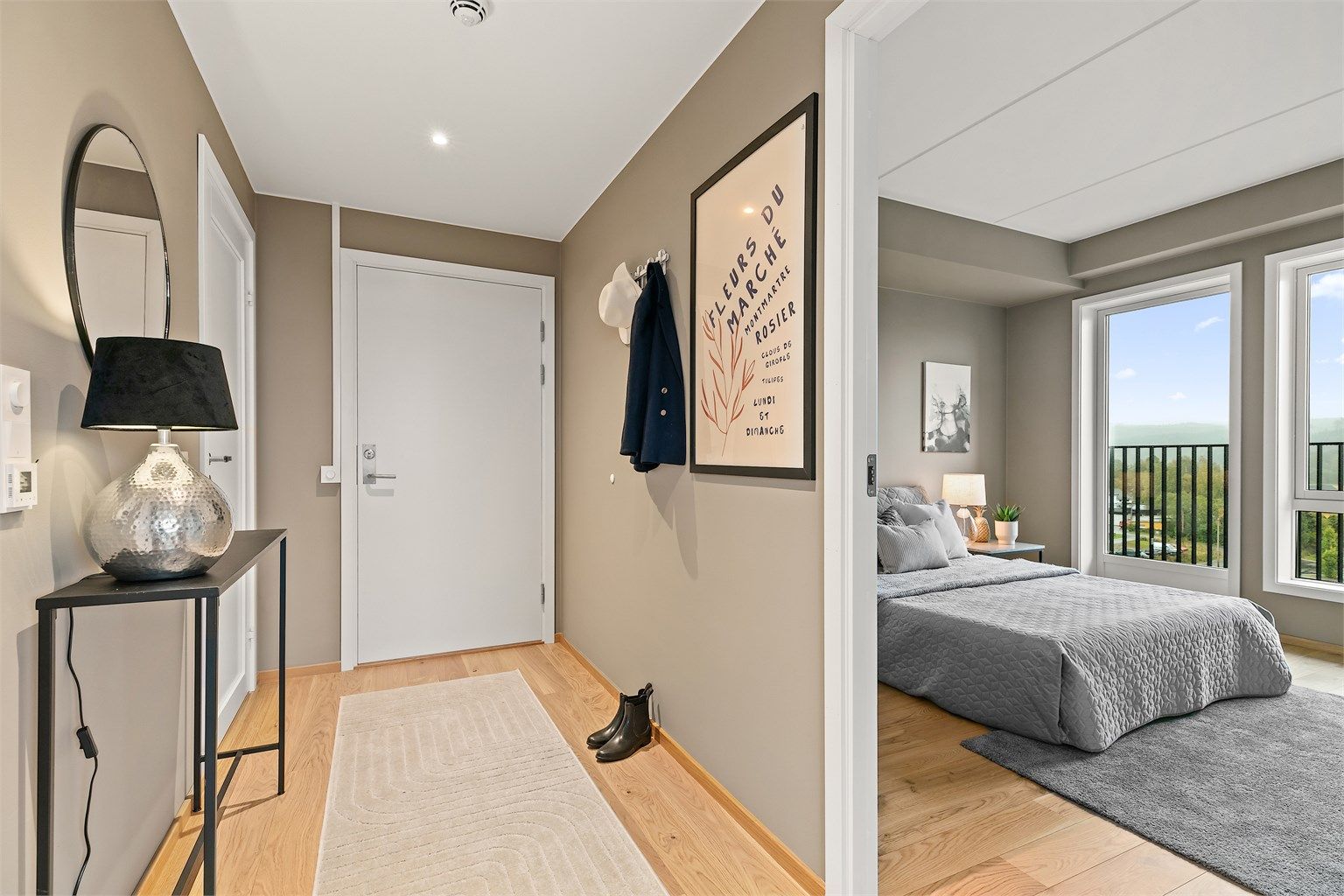 Velkommen inn! Her er det god plass til å henge fra seg yttertøy og sette sko, samtidig som den praktiske boden ligger like ved – ideell for oppbevaring av alt fra rengjøringsutstyr til sesongklær og sko. 