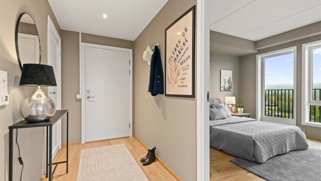 Velkommen inn! Her er det god plass til å henge fra seg yttertøy og sette sko, samtidig som den praktiske boden ligger like ved – ideell for oppbevaring av alt fra rengjøringsutstyr til sesongklær og sko.