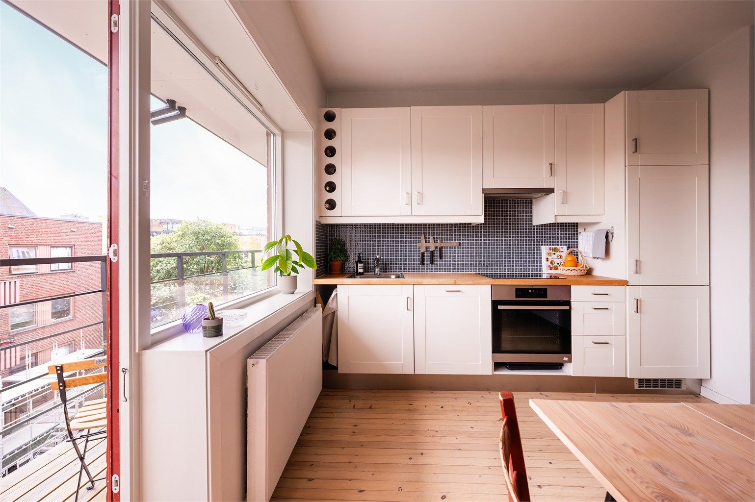 Innvendig har du et romslig oppholdsrom og åpen løsning