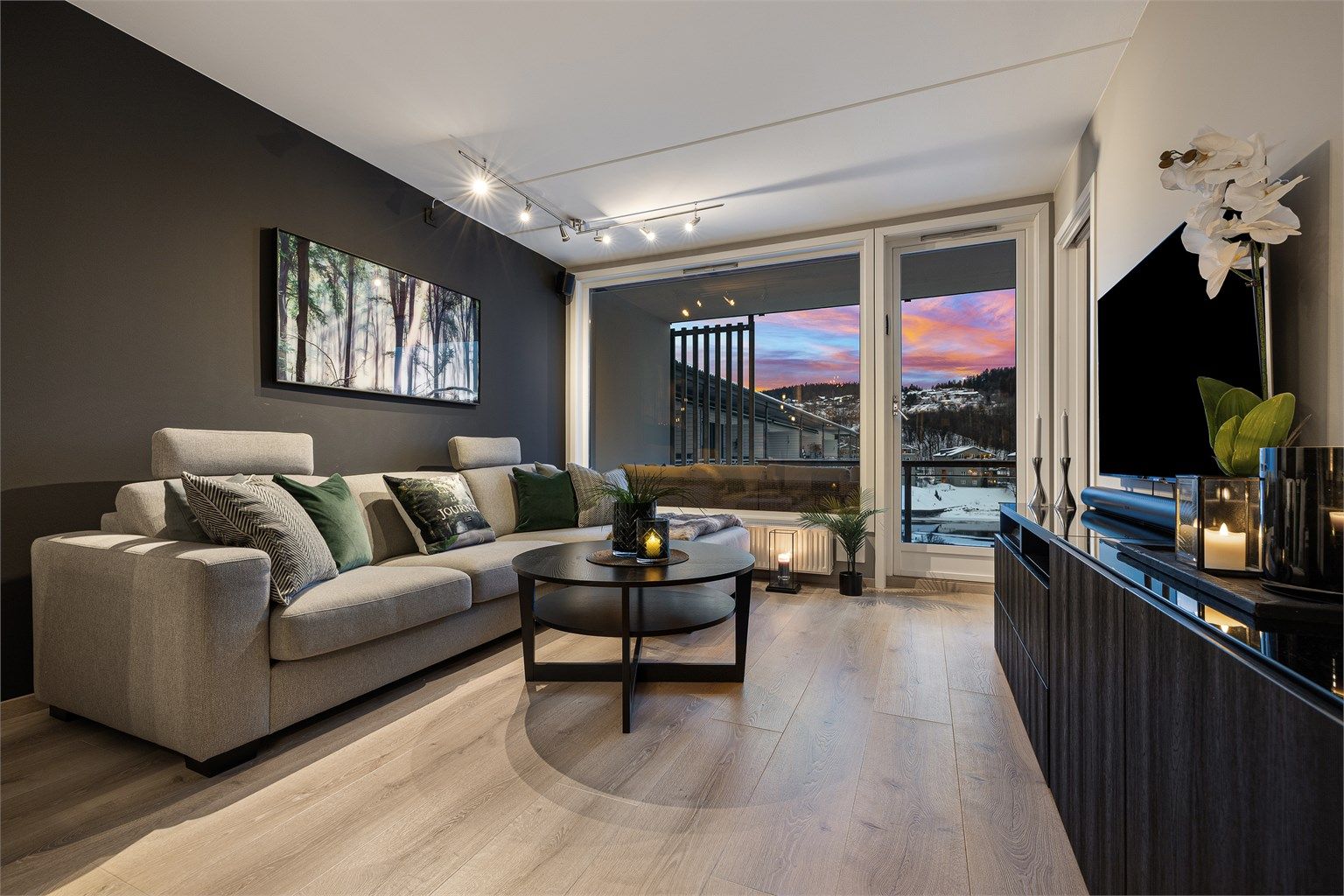 Dette er en lys endeleilighet i 4. etasje med åpen stue- og kjøkkenløsning.