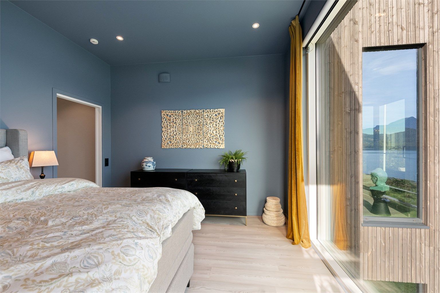 Soverommet har direkte tilknytning til eget walk-in closet og en-stavs laminat på gulv.