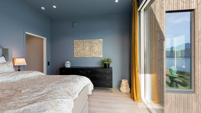 Soverommet har direkte tilknytning til eget walk-in closet og en-stavs laminat på gulv.