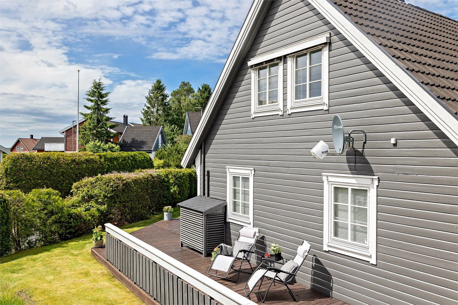Den store terrassen gir rikelig med plass til flere sittegrupper.