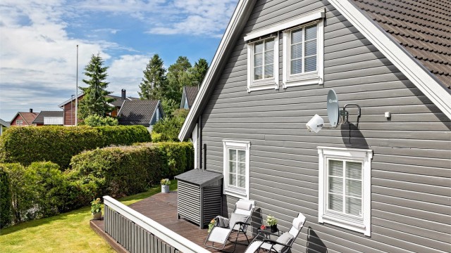 Den store terrassen gir rikelig med plass til flere sittegrupper.