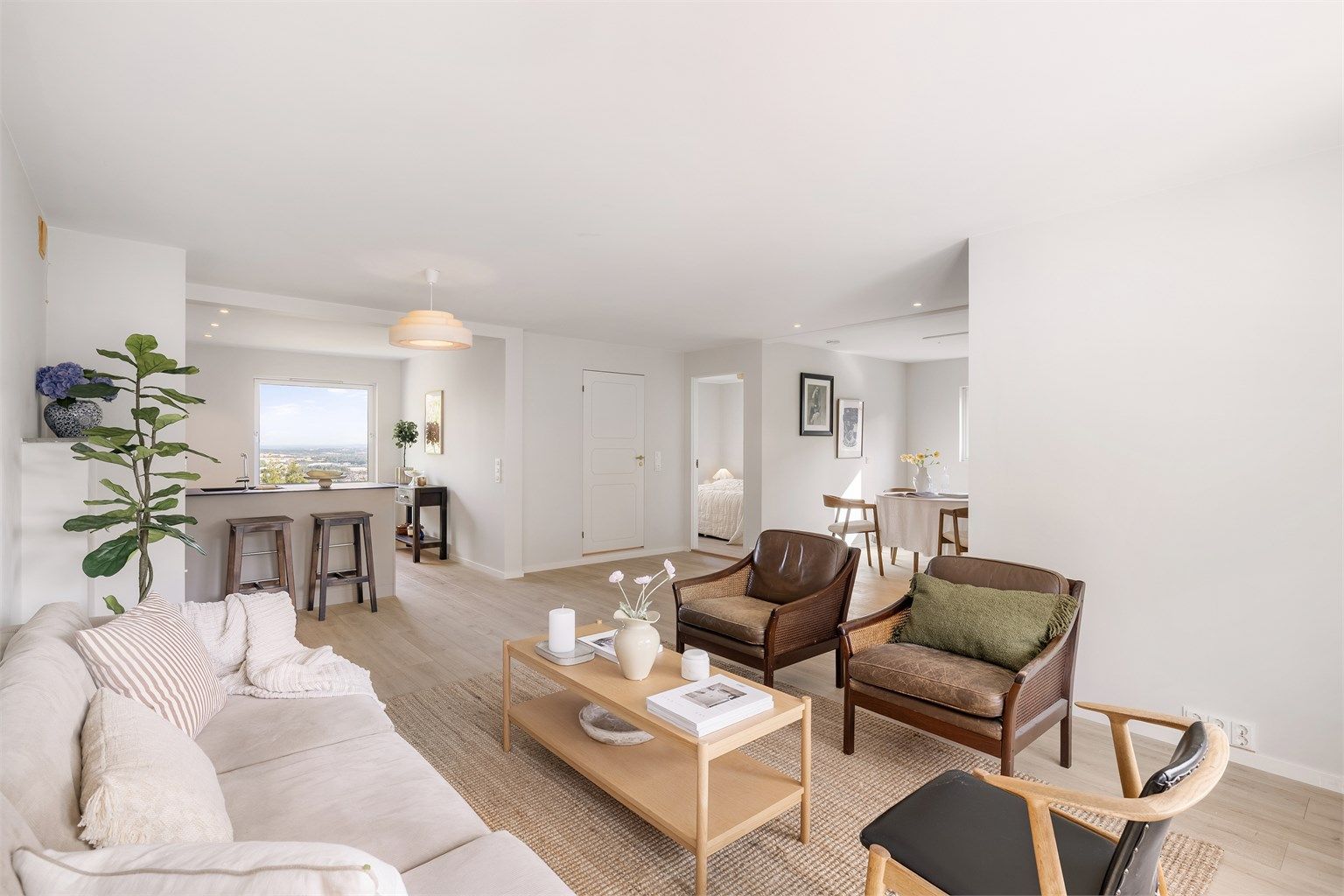Boligen har et stort loft med rikelig lagringsplass, samt lagring i utvendig bod