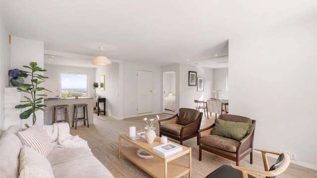 Boligen har et stort loft med rikelig lagringsplass, samt lagring i utvendig bod