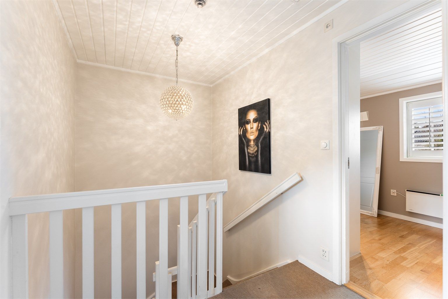 Gang i andre etasje med adkomst til etasjens tre soverom og bad.