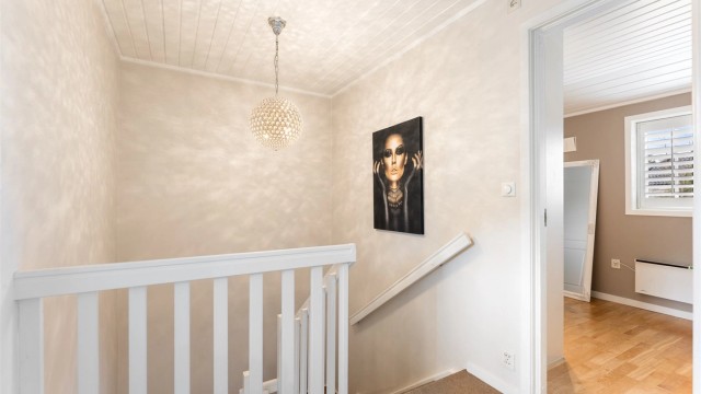 Gang i andre etasje med adkomst til etasjens tre soverom og bad.