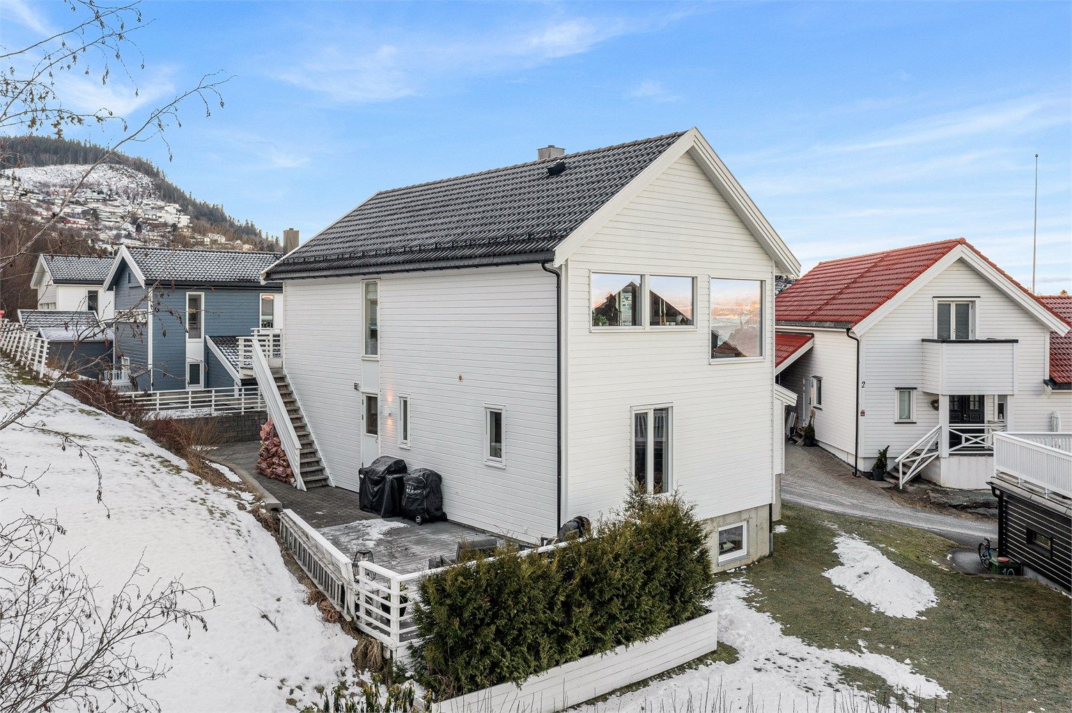 Området har en tydelig familieprofil med kort avstand til flere barnehager og skoler i alle trinn, deriblant Vikhammer skole (1.–10. trinn), Saksvik skole og Malvik videregående skole. 