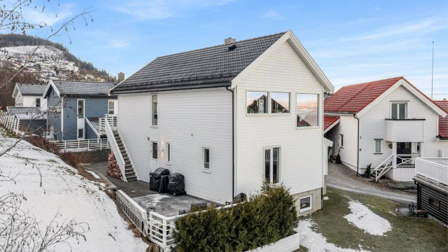 Området har en tydelig familieprofil med kort avstand til flere barnehager og skoler i alle trinn, deriblant Vikhammer skole (1.–10. trinn), Saksvik skole og Malvik videregående skole.