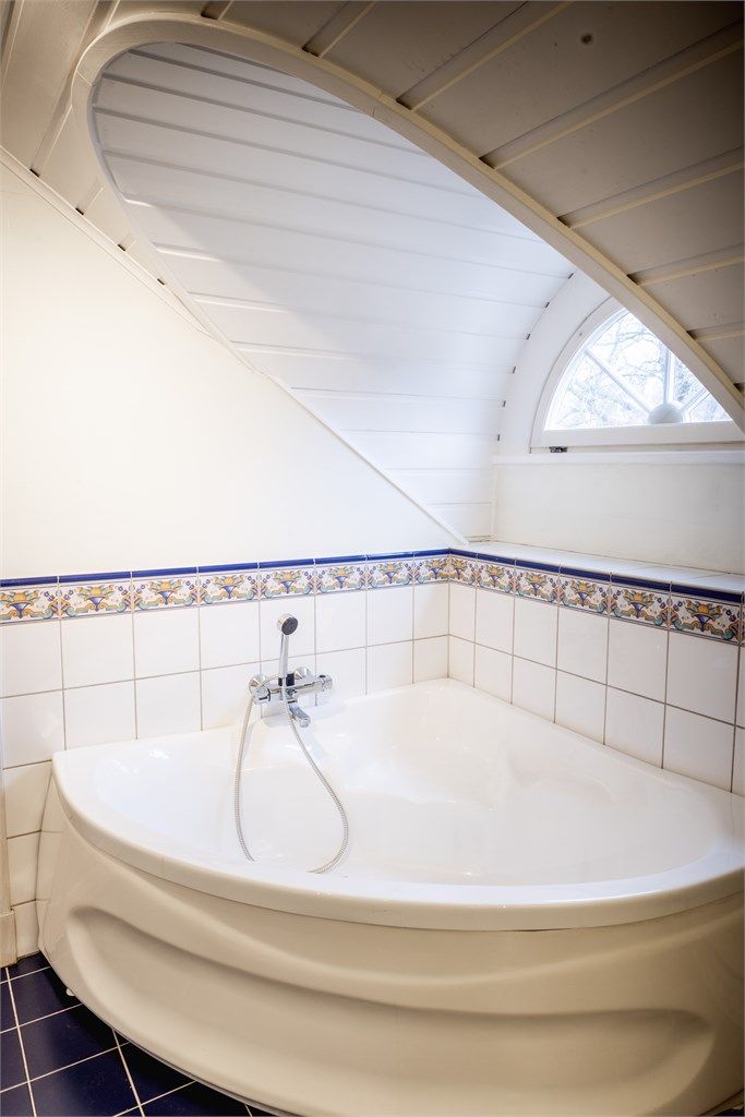 På badet er det mulighet for avslappende stunder i hjørnet under arken. Badekaret vil trolig bli populært også blant familiens yngste.