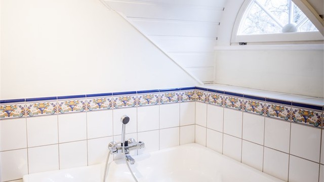 På badet er det mulighet for avslappende stunder i hjørnet under arken. Badekaret vil trolig bli populært også blant familiens yngste.
