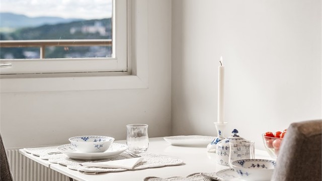 Hyggelig spiseplass ved kjøkkenvinduet. Glasset i vinduet ble skiftet til energiisoleringsglass i 2017.