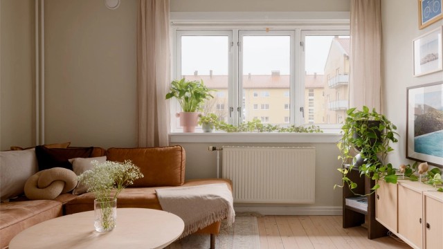 Store vindusflater gir godt med lys, og skaper en luftig atmosfære i boligen.
