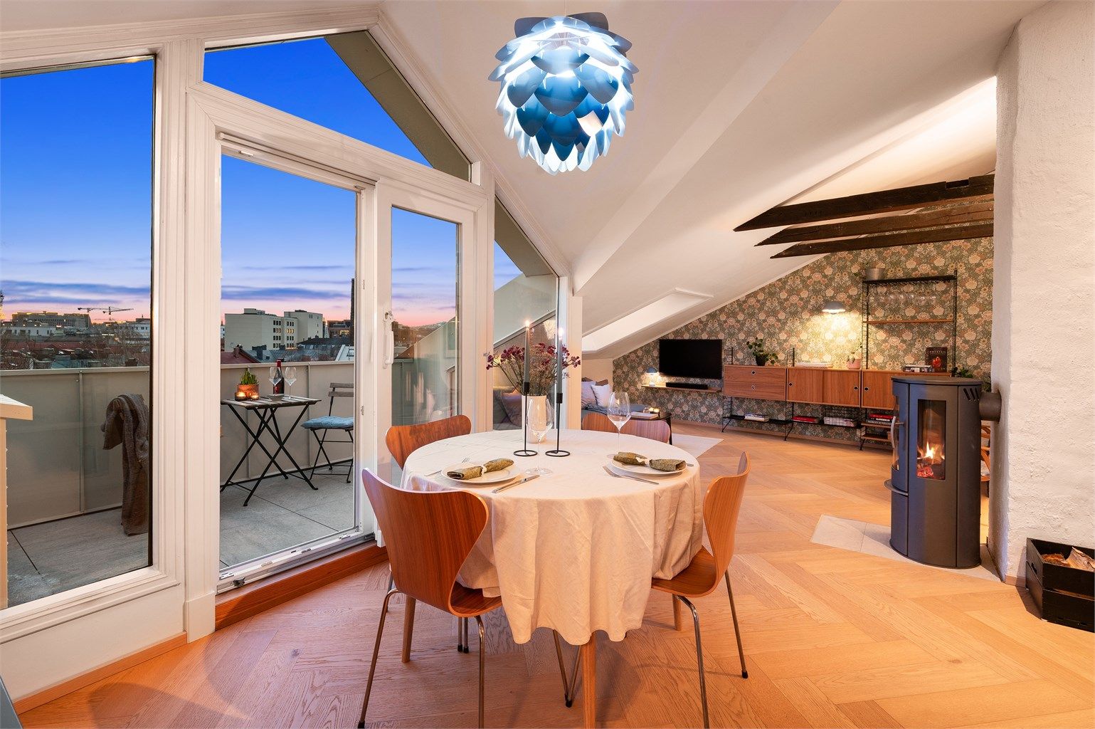 Leiligheten holder en gjennomgående høy standard og er klar for innflytting.