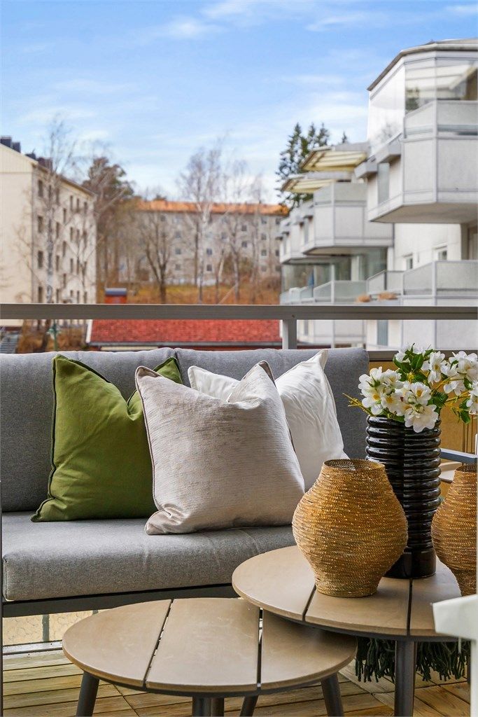 Balkongen har tregulv og god plass til en sittegruppe.