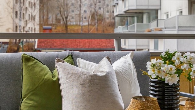 Balkongen har tregulv og god plass til en sittegruppe.