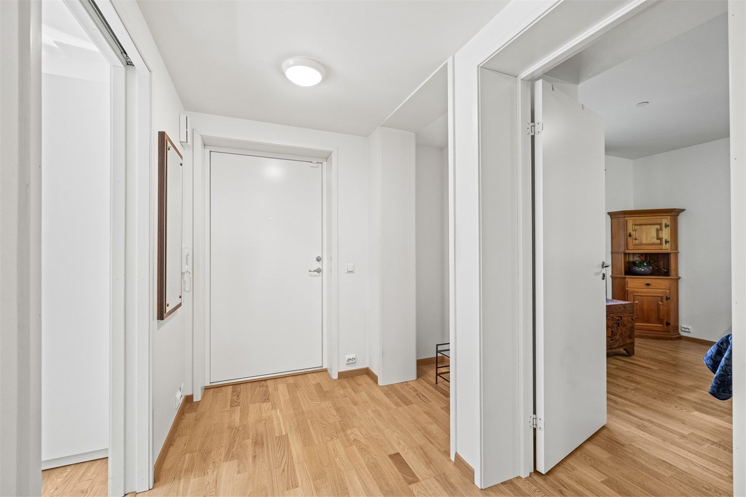 Fra entréen er det adkomst til leilighetens øvrige rom. Boligen har balansert ventilasjon som sikrer et sunt inneklima.