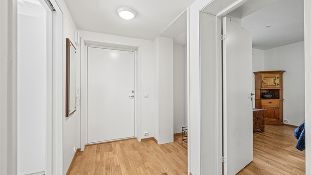 Fra entréen er det adkomst til leilighetens øvrige rom. Boligen har balansert ventilasjon som sikrer et sunt inneklima.