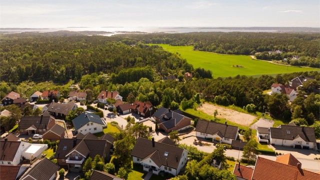 Fra Buskogen er det kort avstand til turområder og sjøen. Flere fine badesteder er innenfor sykkelavstand.
