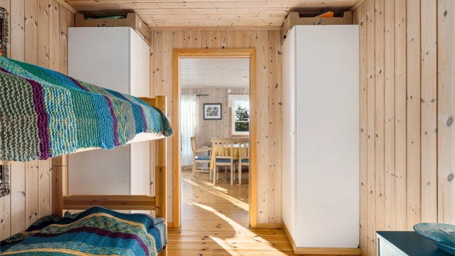 Soverommet har plass til garderobeskap for oppbevaring.
