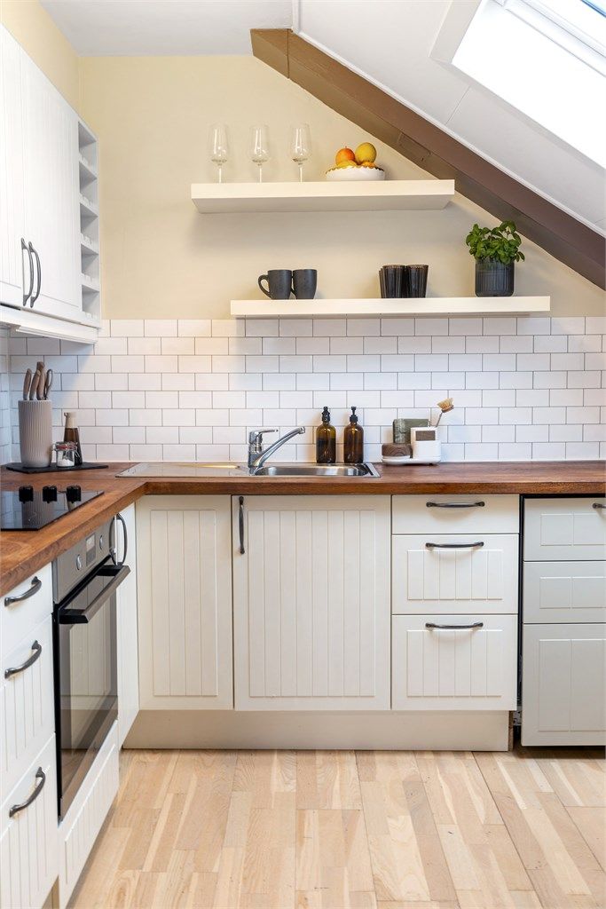 Flott kjøkken fra Ikea med god skapplass. 