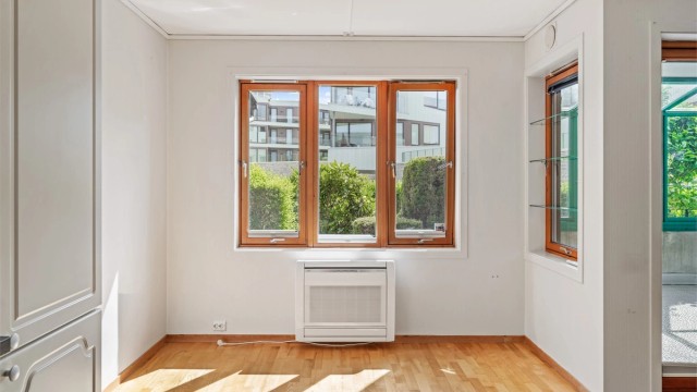 Kjøkkenet har en lys og naturlig spiseplass ved vinduet.