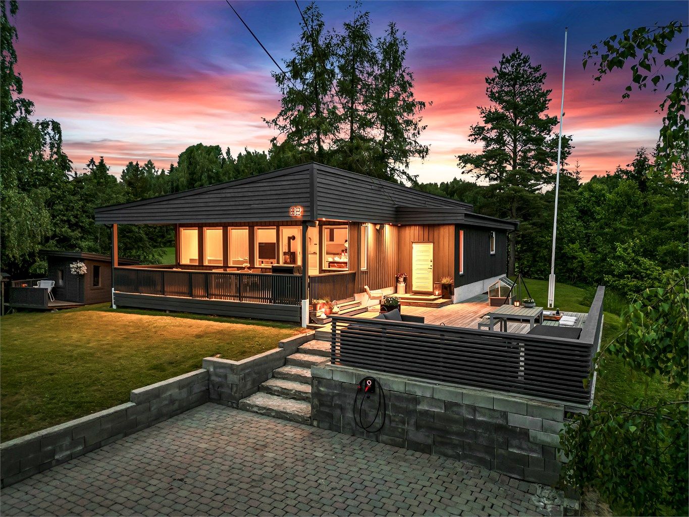 Boligen har flotte uteplasser hvor man kan nyte både lange soldager og stille rolige kvelder med naturen som nærmeste nabo! 