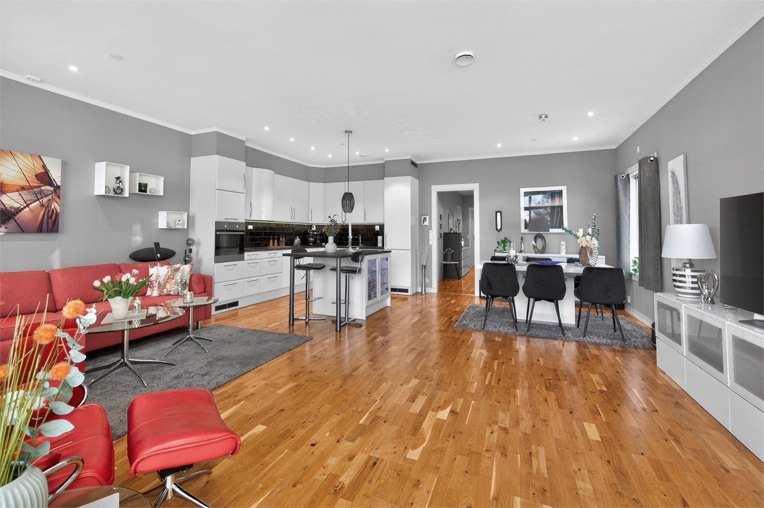 Leiligheten er opprinnelig byggemeldt med et ekstra soverom, og det kan derfor være mulig å etablere et ekstra slik at man får 3 soverom. 