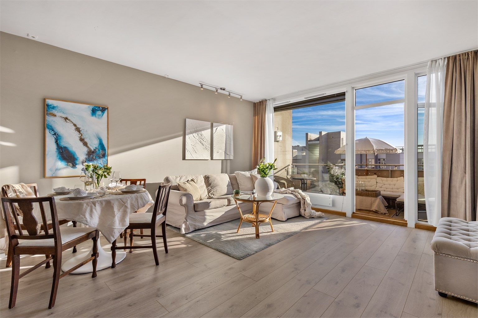 Stuen er lys og romslig med god plass til å møblere med sofa, salongbord og TV-seksjon. 