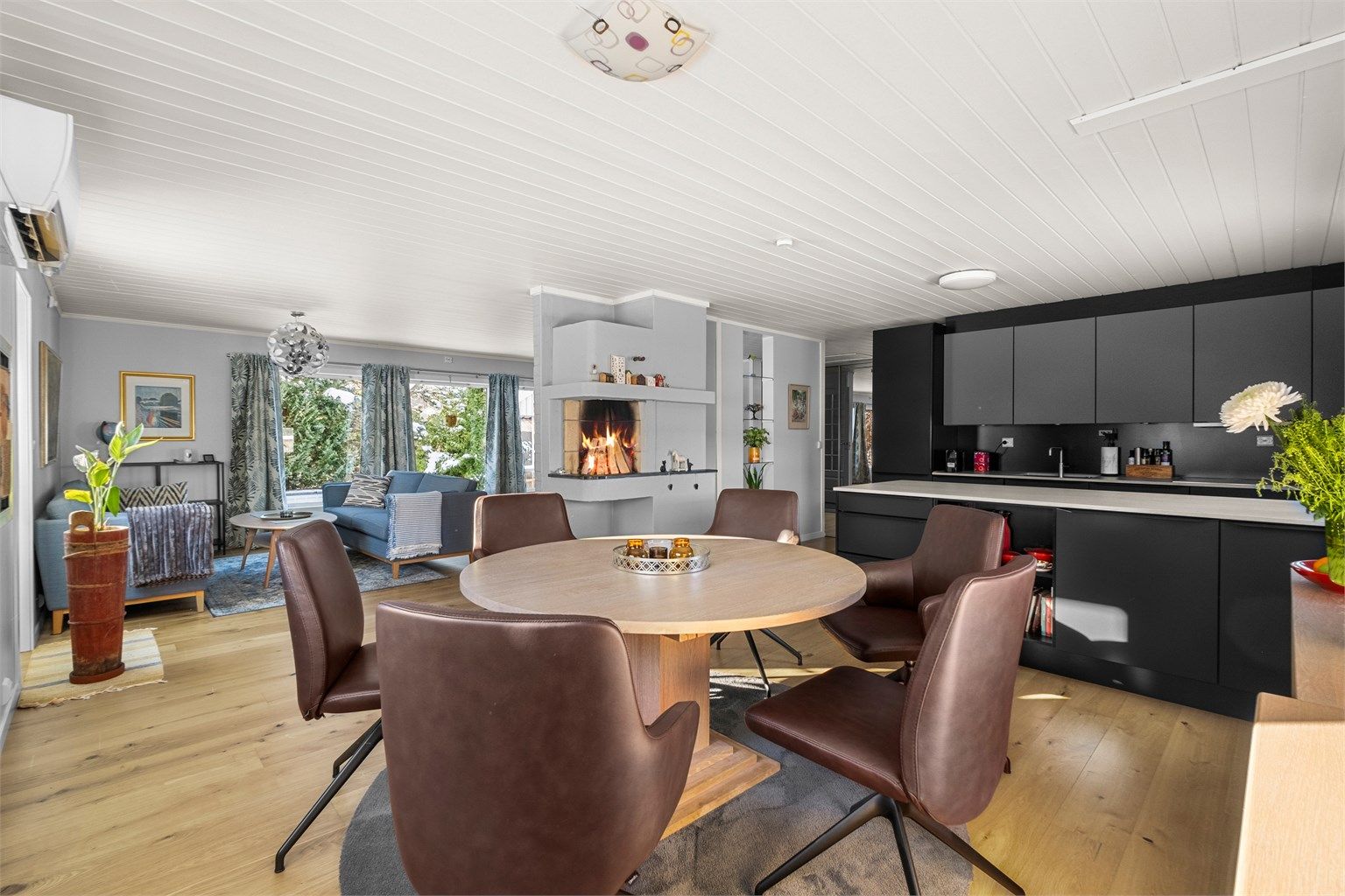 Velkommen til Hallfred Høyems veg 22 - og denne flotte eneboligen beliggende i et veletablert og rolig område på Brundalen! Her bor man mer kort vei til en rekke dagligdagse servicetilbud, gode kollektivmuligheter og fantastiske turområder.
