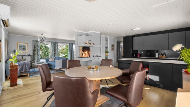 Velkommen til Hallfred Høyems veg 22 - og denne flotte eneboligen beliggende i et veletablert og rolig område på Brundalen! Her bor man mer kort vei til en rekke dagligdagse servicetilbud, gode kollektivmuligheter og fantastiske turområder.