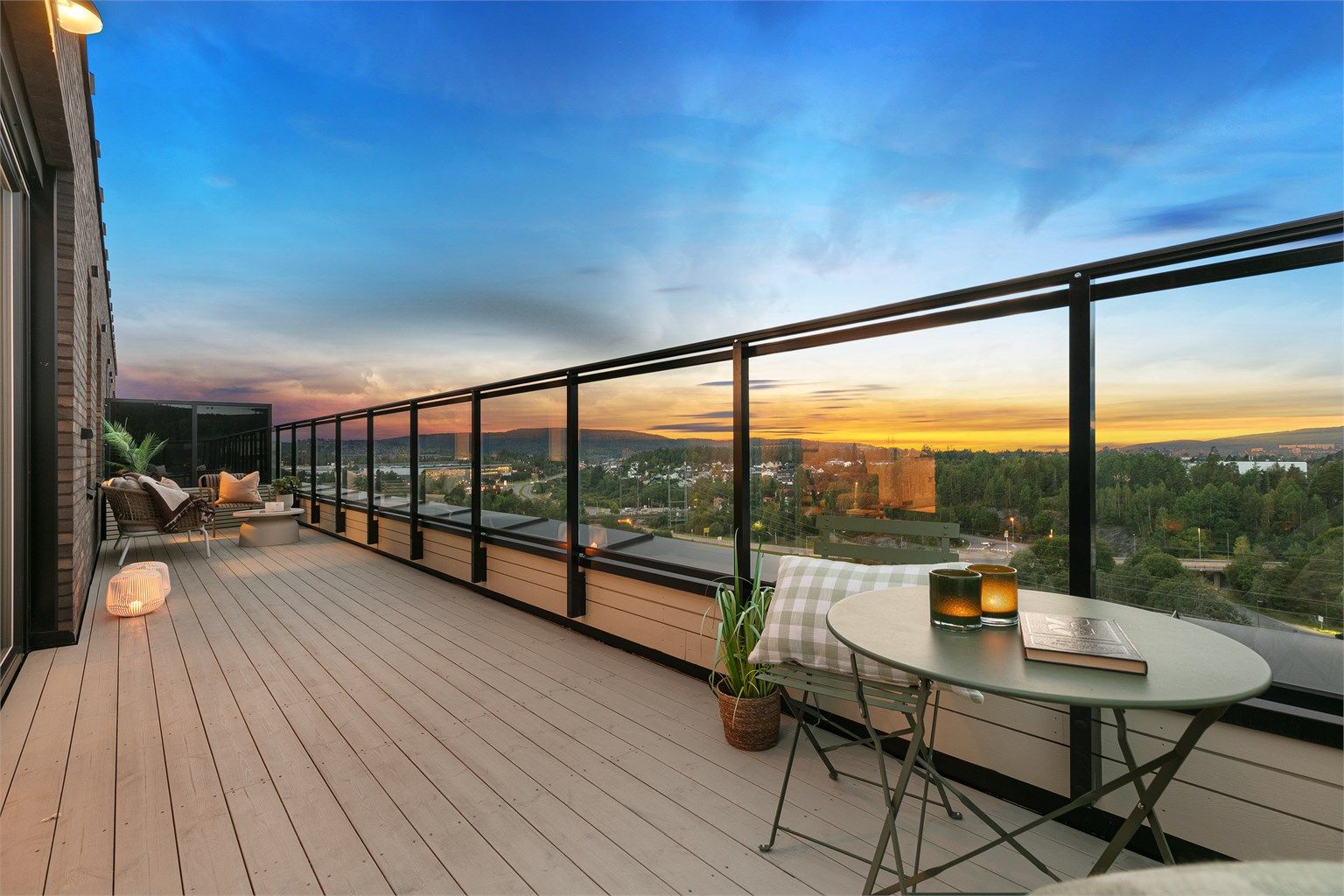 Toppleilighet med svært gode sol og utsiktsforhold