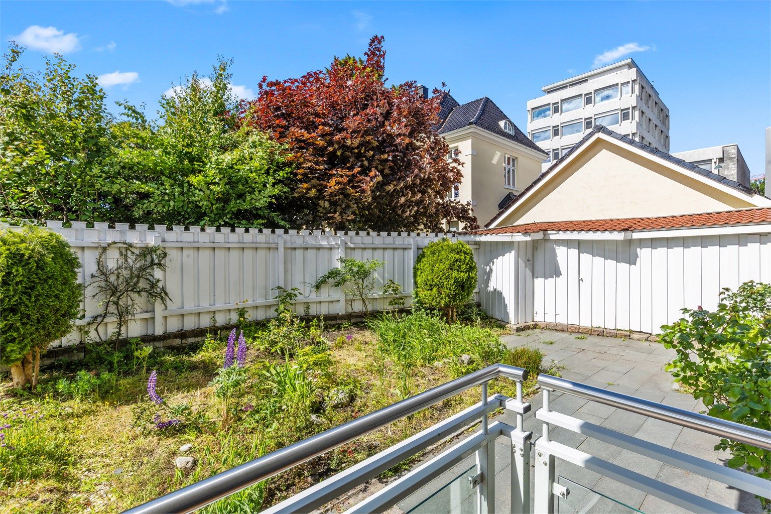 Her ligger alt til rette for å plante dine favoritter, dyrke egne urter eller kanskje en ekstra sittegruppe?