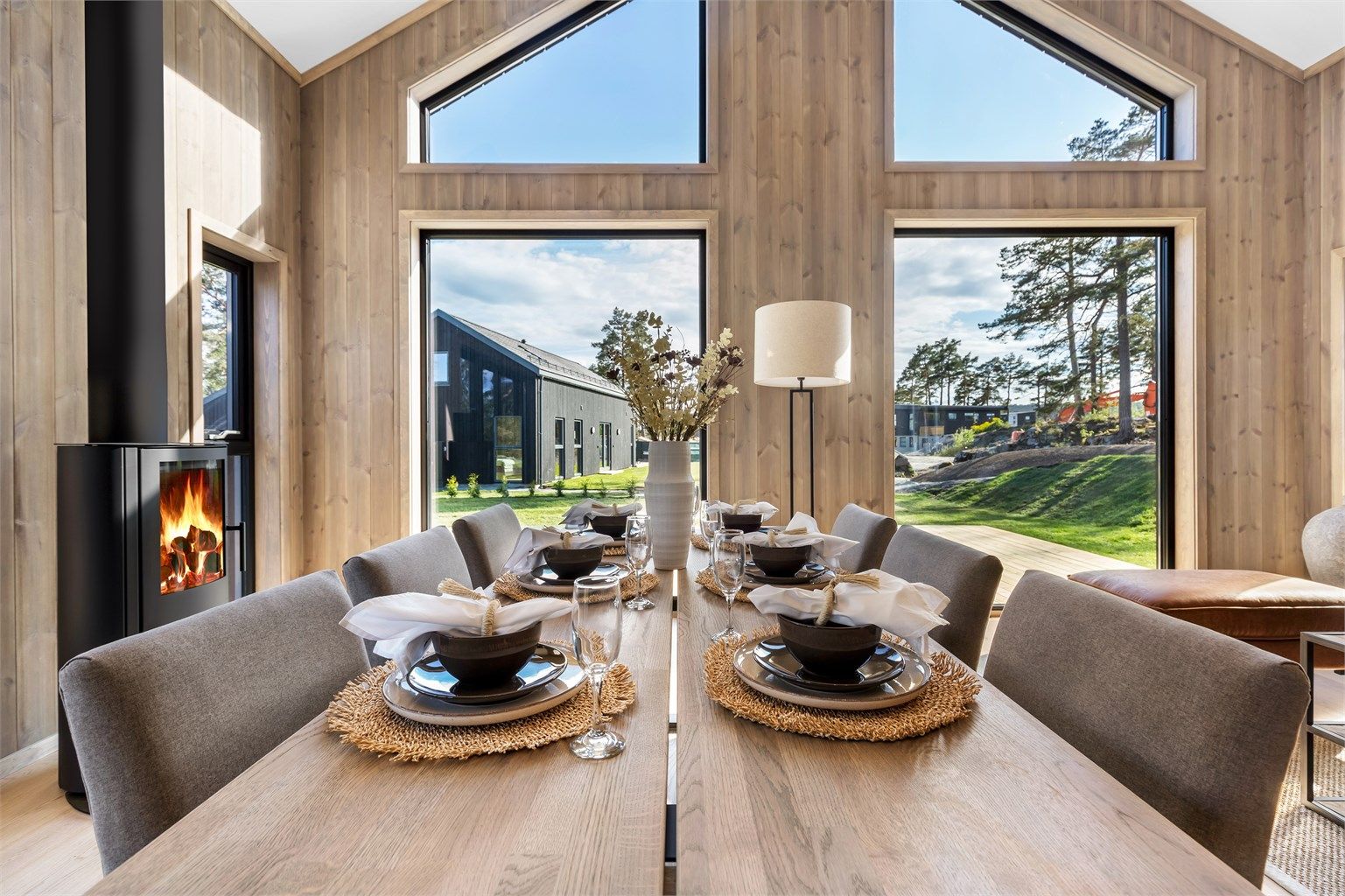 Grånyanser og litt støvete farger, bidrar til at oppholdsrommet føles lunt og koselige til tross for at det er stort og med raus takhøyde.