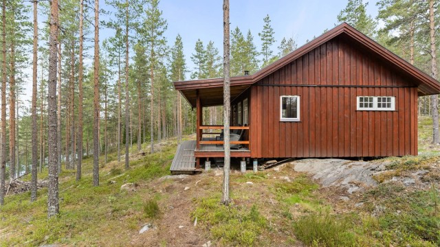 Skogshusværet har et overbygd inngangsparti og er fundamentert på betongsøyler på fjell.