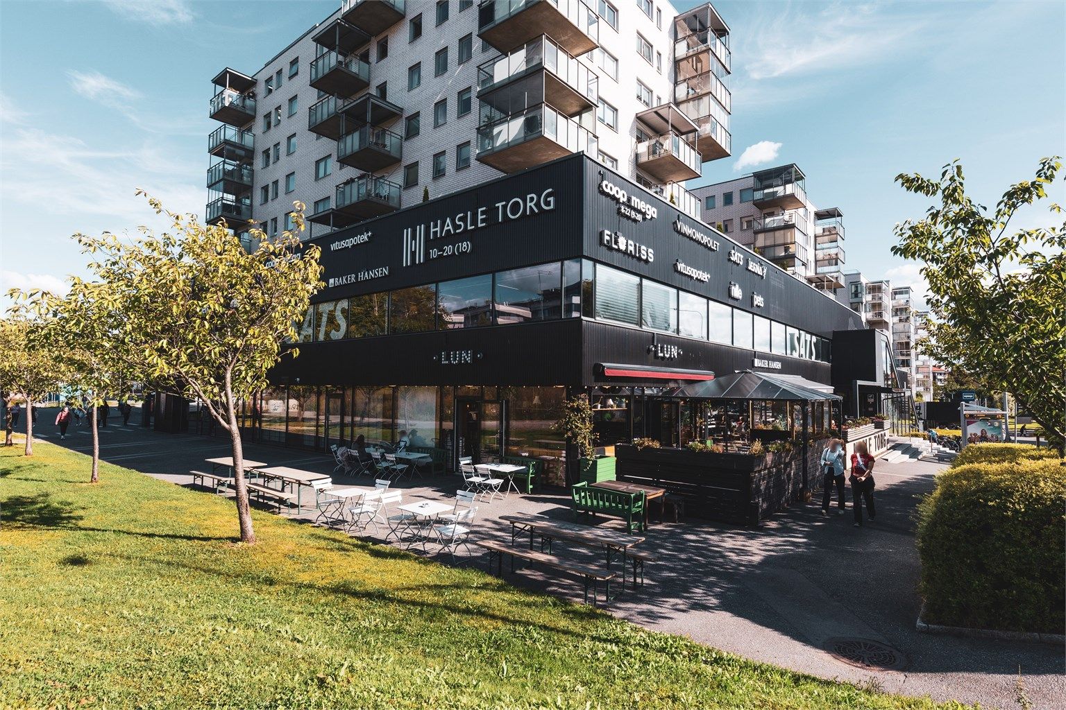 En kort spasertur unna finner du Hasle Torg, med et godt utvalg av butikker og servicetilbud som Coop Mega, Vinmonopolet og apotek.