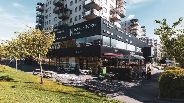 En kort spasertur unna finner du Hasle Torg, med et godt utvalg av butikker og servicetilbud som Coop Mega, Vinmonopolet og apotek.