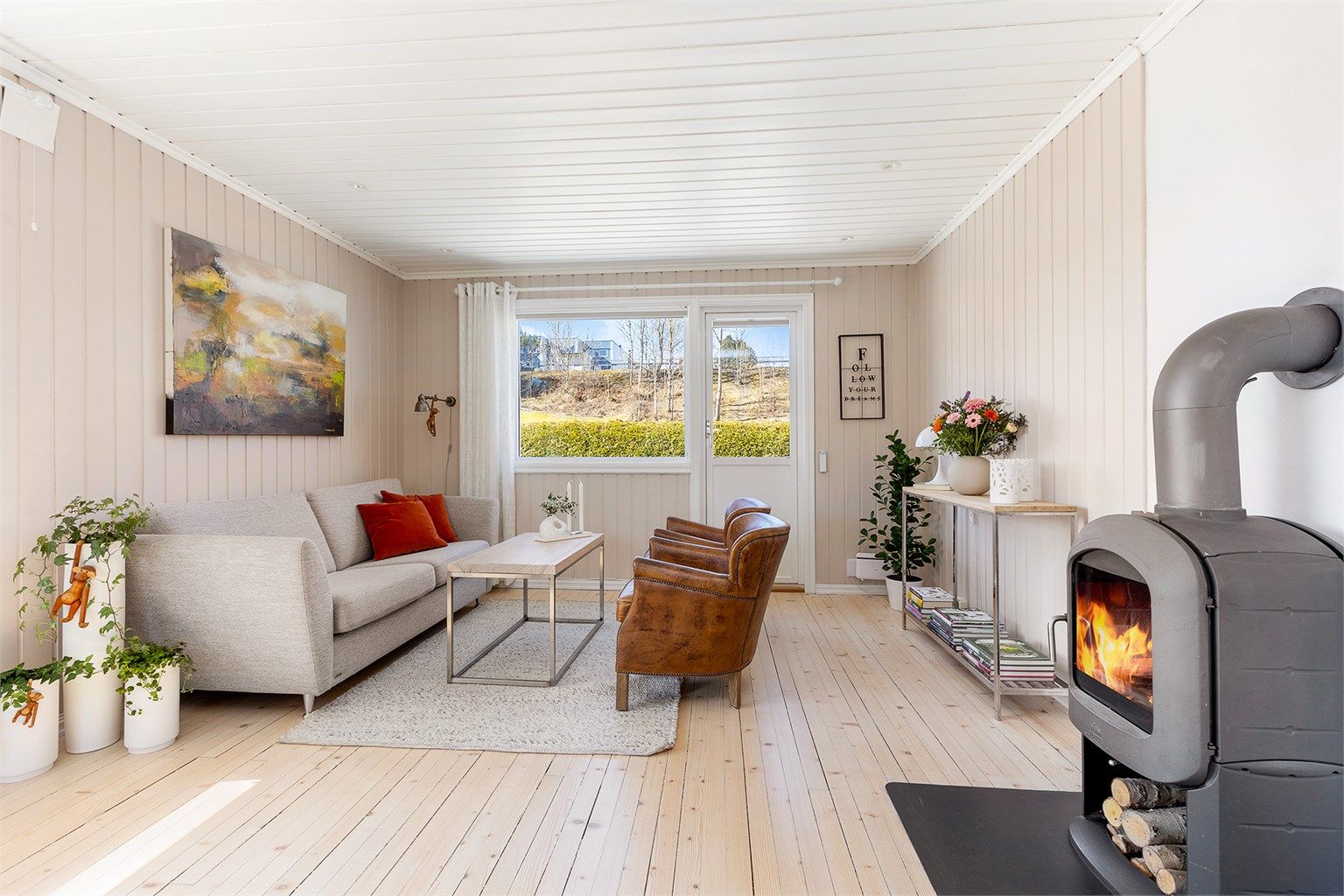 Stuen kan innredes med sofa, bord, TV og tilhørende møblement. 